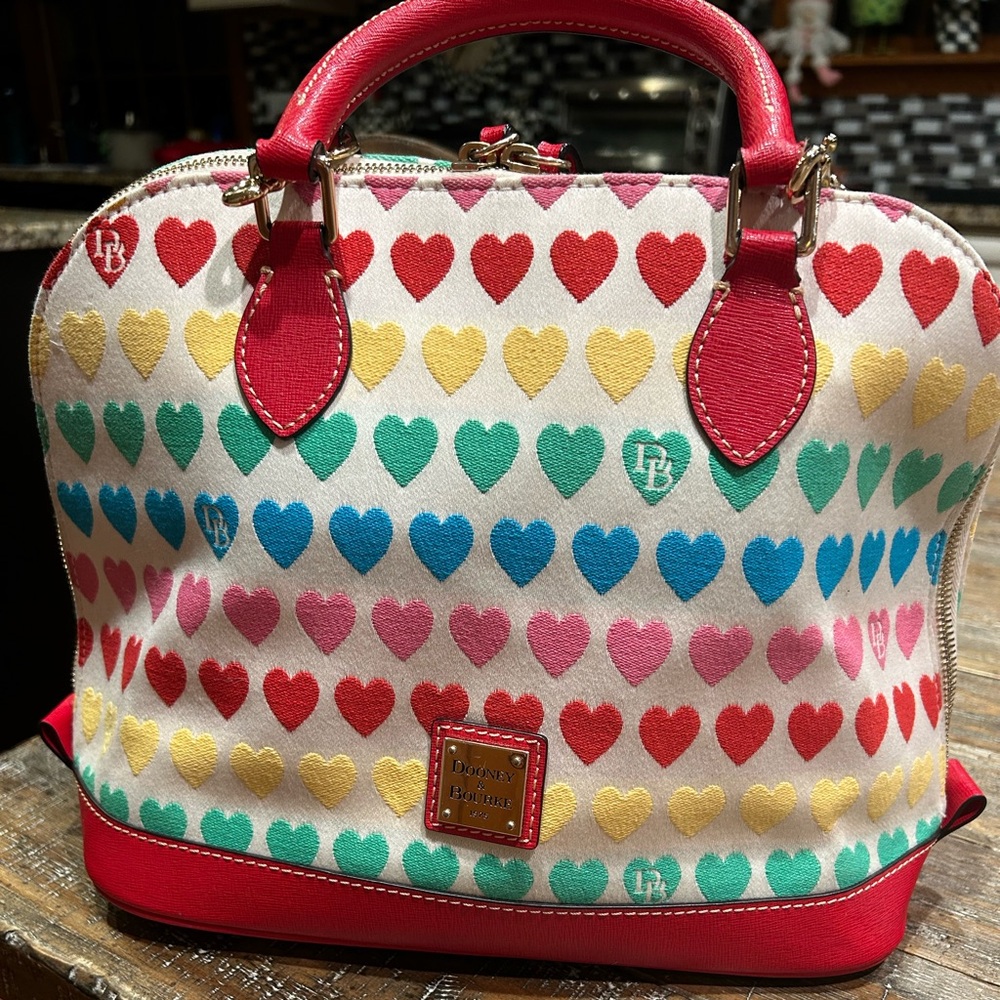 ❤️🩷Dooney & Bourke Hearts zip satchel Gently Used🩷❤️